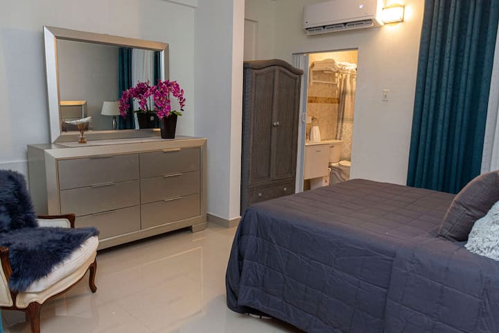 Dhomë kryesore, madhësia Cama Queen me banjë.