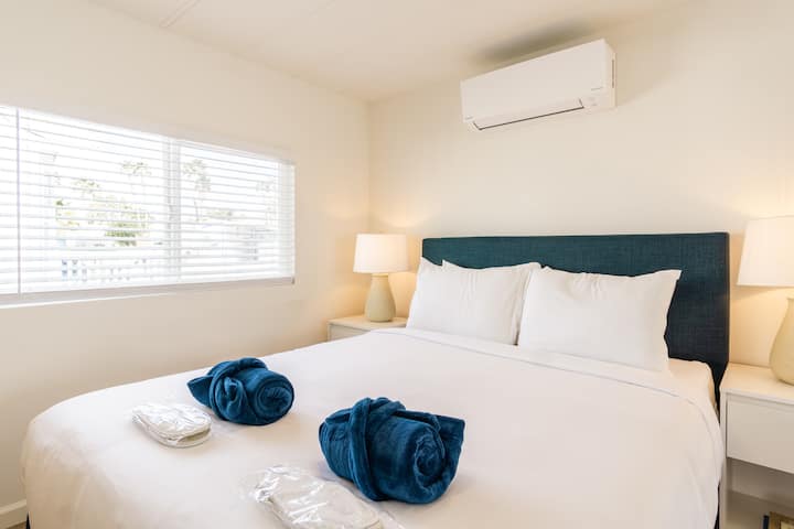 Საძინებელი, დიდი ზომის საწოლით.