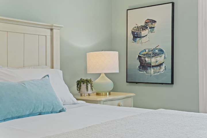 ห้องนอนที่สว่างและน่าอยู่มีเตียงควีนไซส์หรูหราและห้องน้ำในตัวส่วนตัว ที่พักที่อบอุ่นแห่งนี้เหมาะสำหรับการผ่อนคลายหลังจากสำรวจมาทั้งวันมอบทั้งความสะดวกสบายและความเงียบสงบสำหรับการนอนหลับพักผ่อน