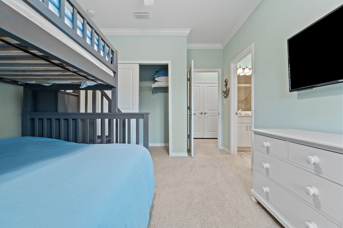 双层床房：有趣的双人床，配备带脚轮的床，可轻松抵达套房，适合冒险的过夜客！ 