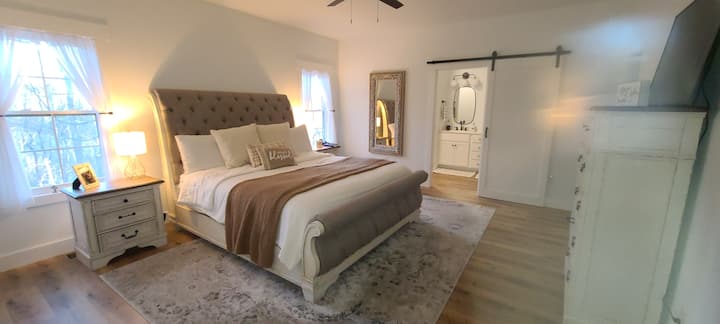 Легло тип Кинг с прилежаща баня и перално помещение