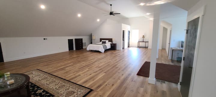 2 - ри етаж (1300 кв. фута) 
1 двойно легло