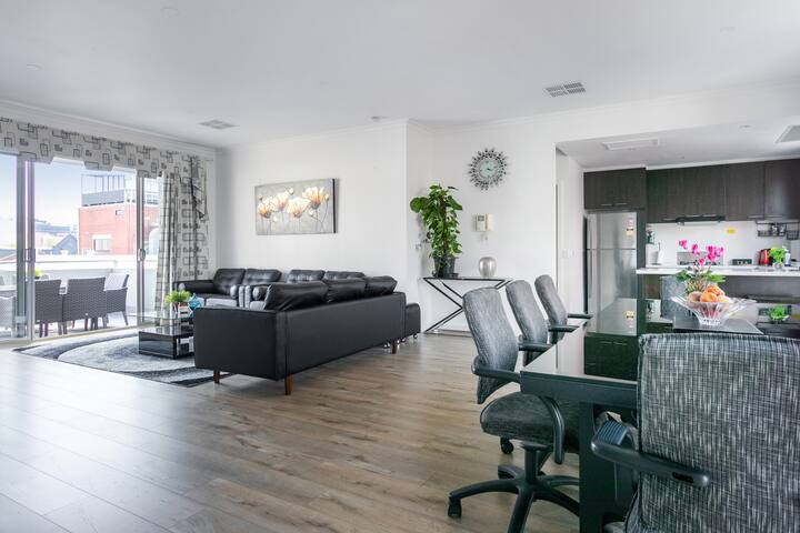 Super comfy – super spacious – walk to CBD gallery image 2