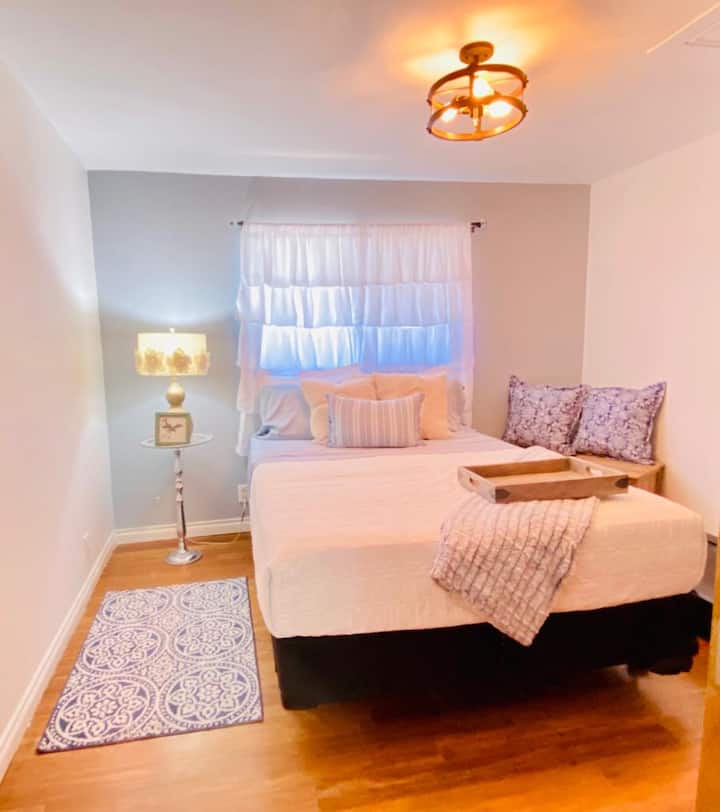 上层卧室。标准双人床。 