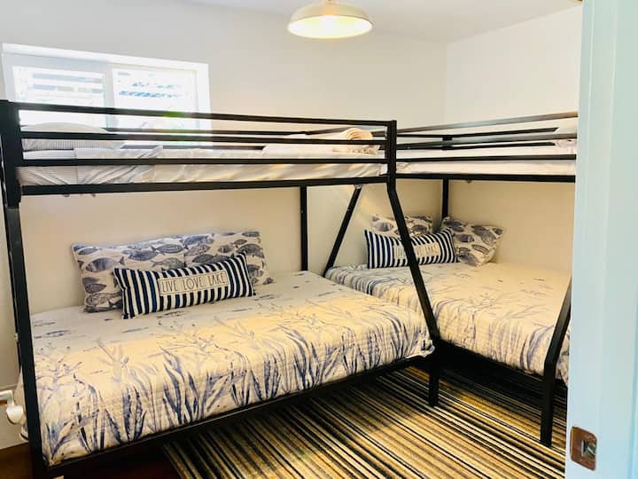 下层卧室。底部全尺寸/双层床上有双人床。 