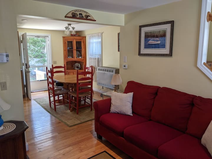 Იატაკის გეგმის ღია კონცეფცია ყველას აერთიანებს. 