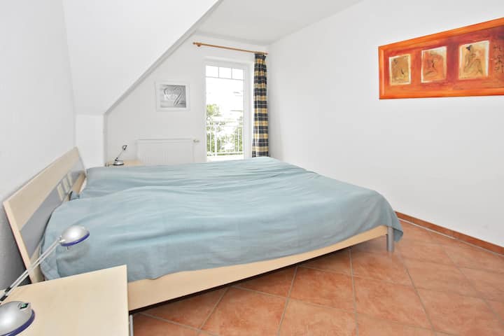 Dormitorio 2, con cama doble y acceso al balcón.