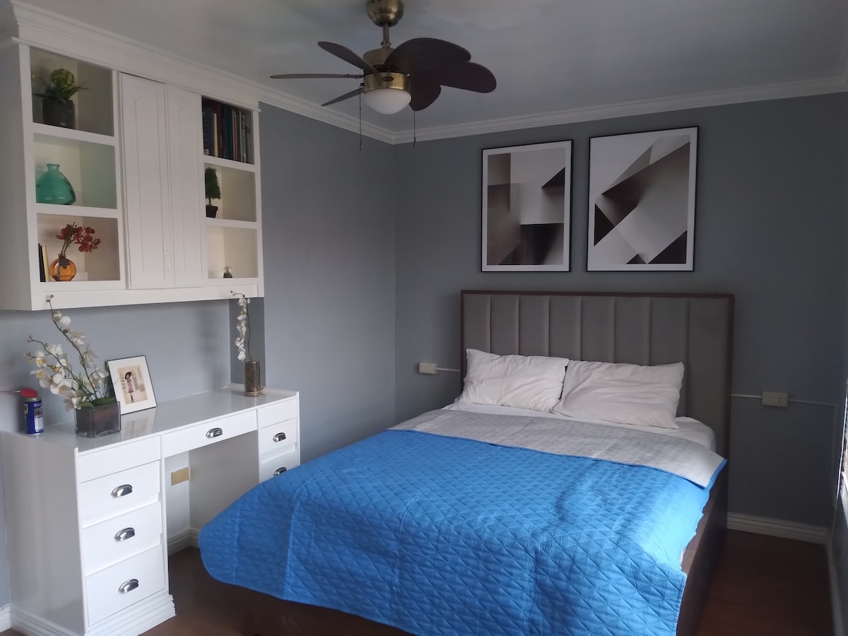 Dormitorio principal
Tamaño de la habitación: 380 cm x 275 cm
Tamaño de la cama: 291 cm x 150 cm