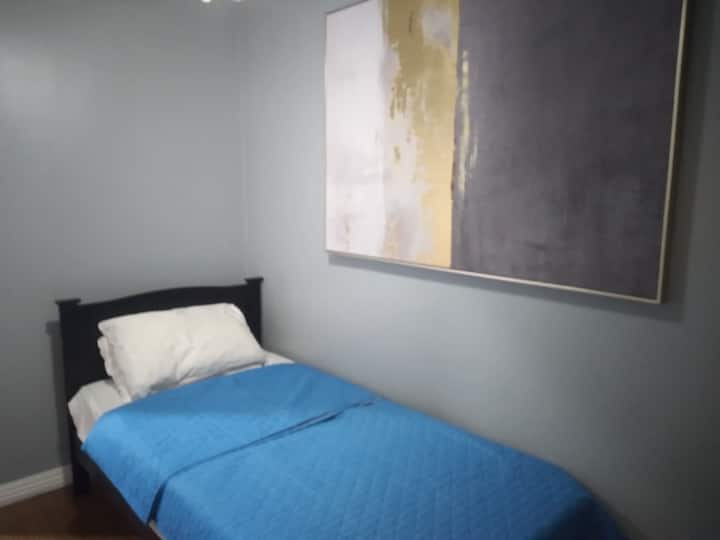 Tamaño de la habitación: 300 cm x 240 cm
Tamaño de la cama: 195 cm x 94 cm