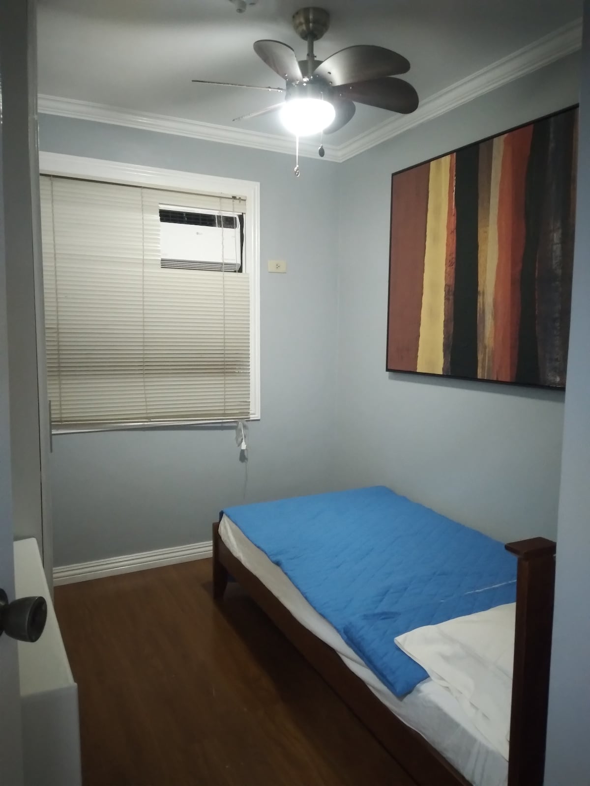 Tamaño de la habitación: 300 cm x 240 cm
Tamaño de la cama: 195 cm x 94 cm