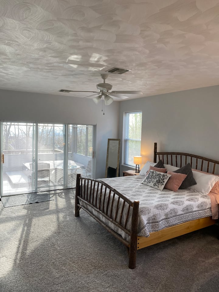 Dormitorio principal con baño privado. 