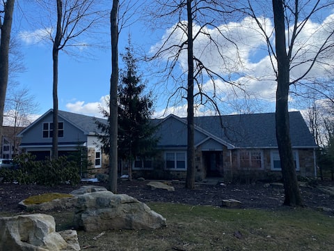 Carl's Skis and Tees Retreat with Hot Tub