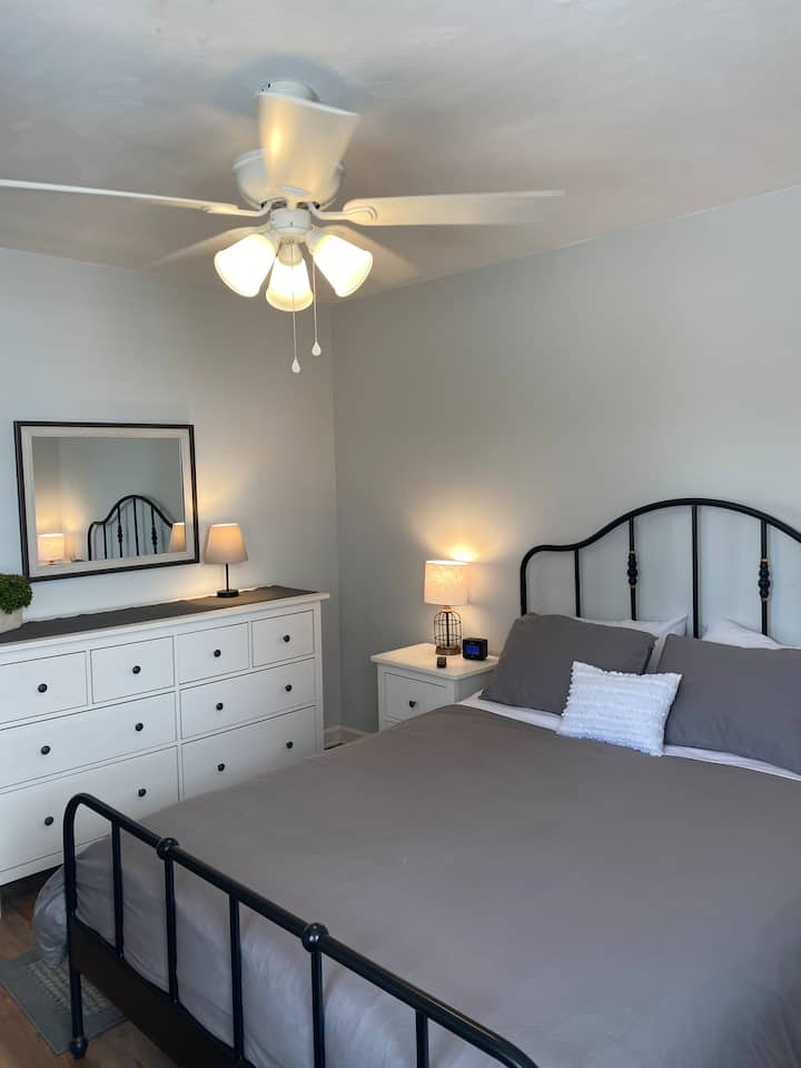 Dormitorio tamaño queen con baño privado.