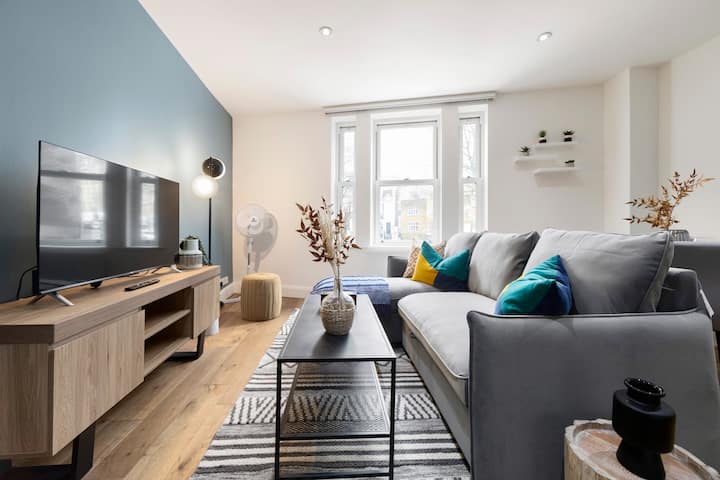 جرب الراحة والأناقة في هذه الشقة الهادئة مع مساحة خارجية. تحتوي منطقة المعيشة الجذابة على طاولة طعام أنيقة للوجبات المشتركة، وأريكة مريحة للاسترخاء، وتلفزيون على خزانة، مما يخلق المكان المثالي بعد يوم من الاستكشاف.