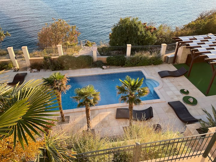 spacious apartment with pool by the sea