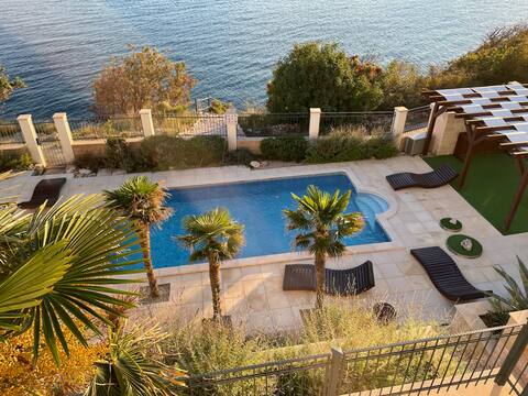 spacious apartment with pool by the sea