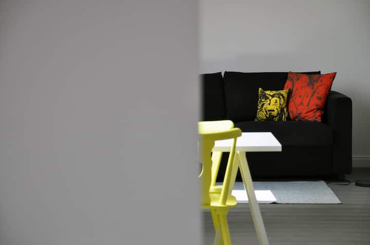 إطلالة على غرفة المعيشة بسرير أريكة