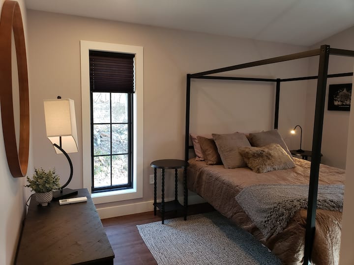 Двойно легло в стил балдахин. Места за един или двама души. 