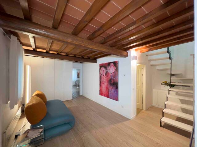 Top floor with garden bordering the historic walls gallery image 4