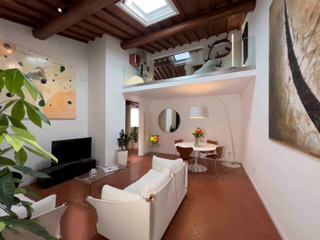 Top floor with garden bordering the historic walls gallery image 2