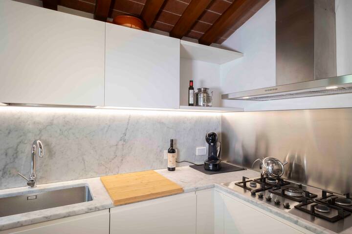 Top floor with garden bordering the historic walls gallery image 5