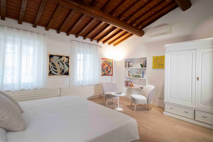 Top floor with garden bordering the historic walls gallery image 3