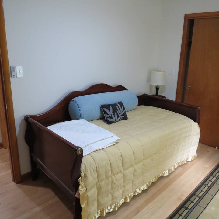 Kitanda cha Siku ya 3 (mapacha 2 mmoja anaondoka kutoka chini).