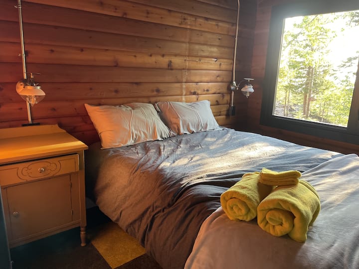 Chambre 4.  grand lit, dortoir  (refuge#1 en description)
