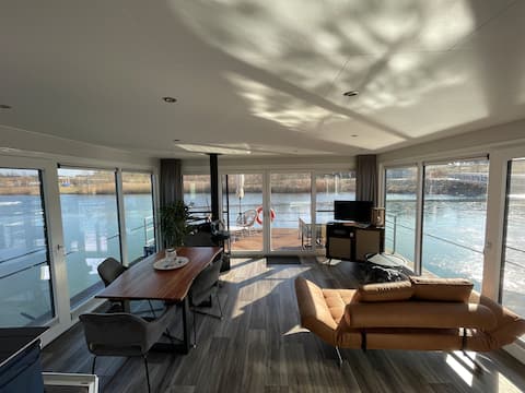 Floating House - Dicke Bärta
