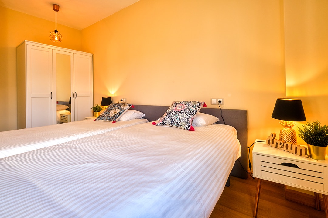 宽敞的第二间卧室配有两张90x200床，配有新床垫，其中一张是Emma原汁原味的全身镜壁橱。 