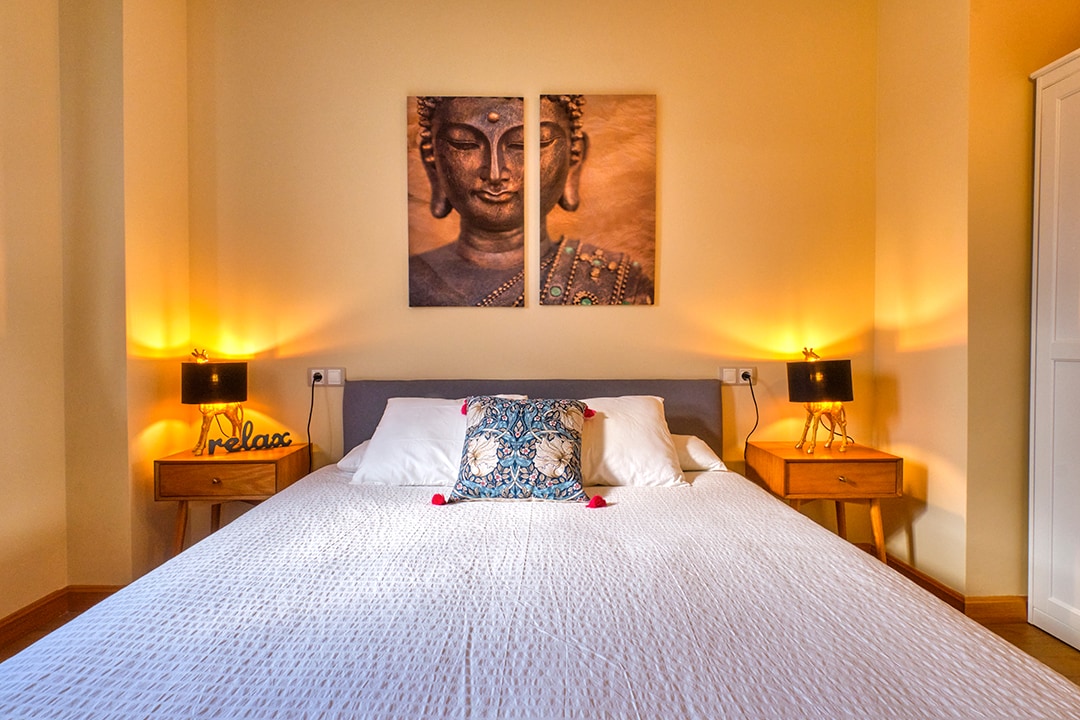 主卧室是一个宁静的天堂，配备了Emma 150x200床垫的宁静和爱的天堂，只需担心放松身心。