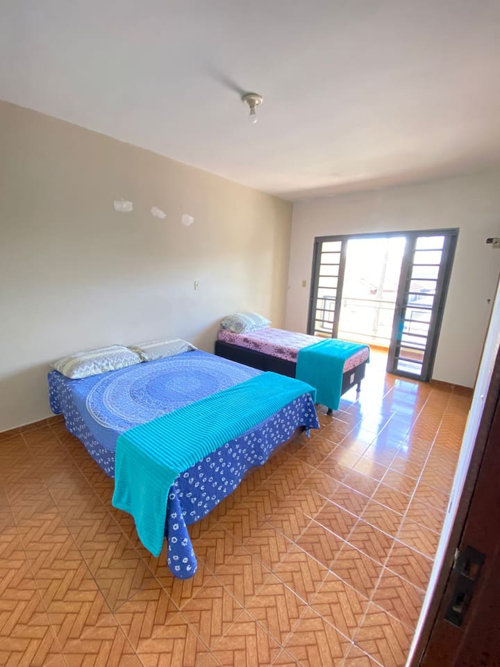 Apartman s balkonom. Bračni krevet i krevet za jednu osobu. 