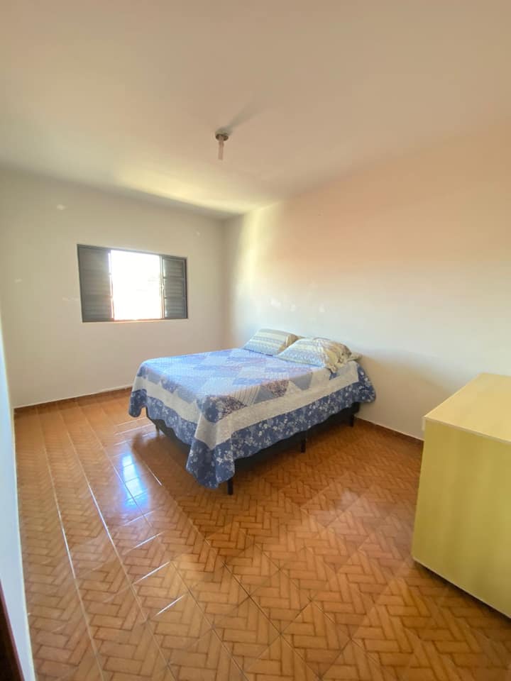 Spavaća soba 2 - bračni krevet i stalak za kovčege i osobne stvari. 