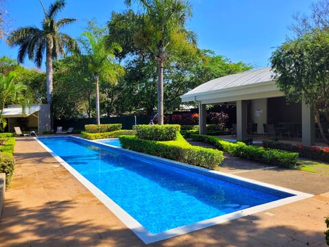 NEAR Airport / Gardens + Pool/ King Bed