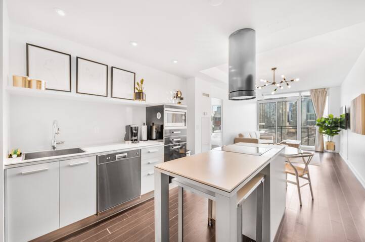 Spacious 2 BR Waterfront Condo w/ $1,000,000 View gallery image 4