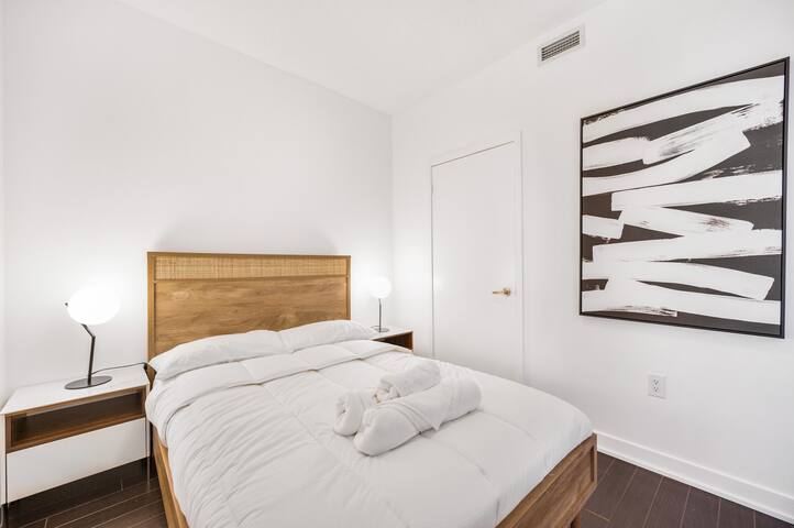 Spacious 2 BR Waterfront Condo w/ $1,000,000 View gallery image 3