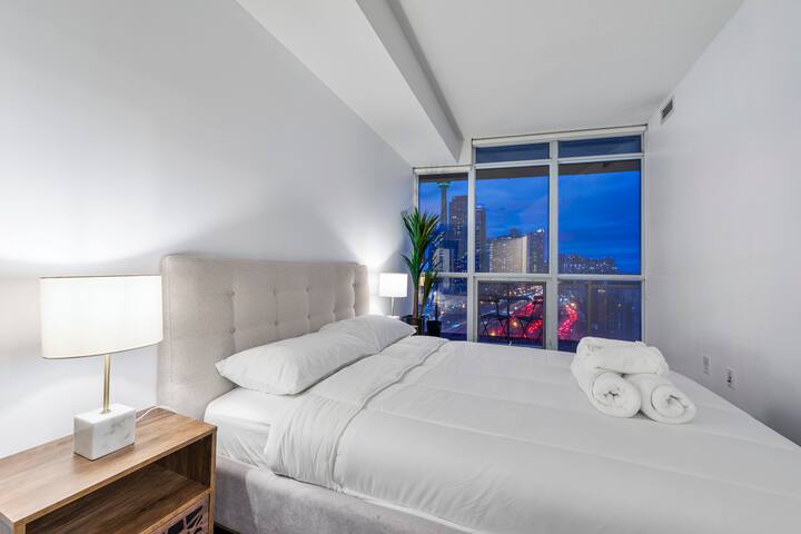 Spacious 2 BR Waterfront Condo w/ $1,000,000 View gallery image 2