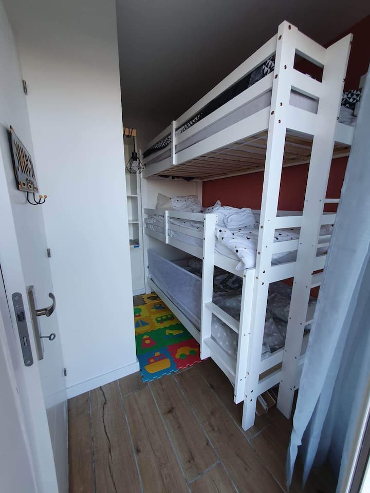 Შამბრის ხის სახლი
Სამადგილიანი საწოლი
Უსაფრთხოების კარიბჭე
Საწმენდილობა