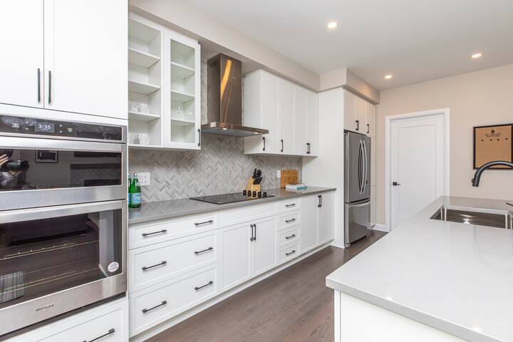 Immense Brand New Home 7min to airport-15min to DT gallery image 4