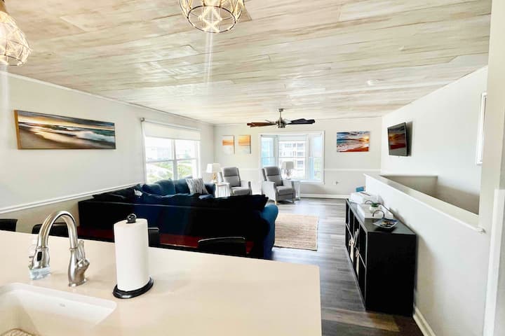 Изглед към всекидневната от кухнята.