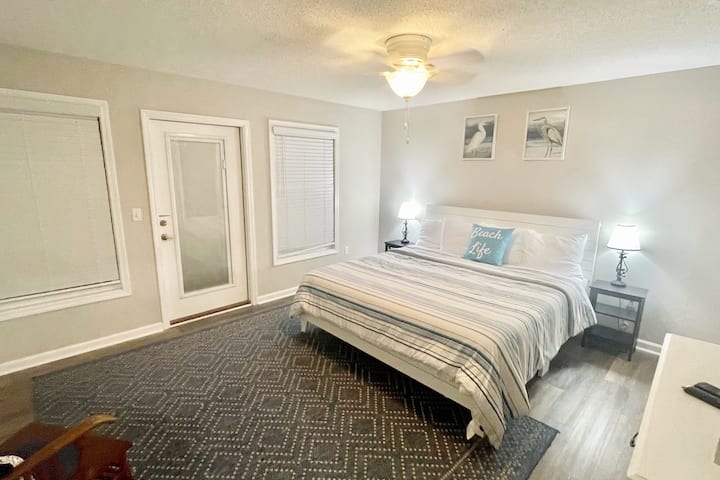 Спалня №1 с голямо двойно легло, телевизор ROKU, самостоятелна баня и балкон с изглед към океана