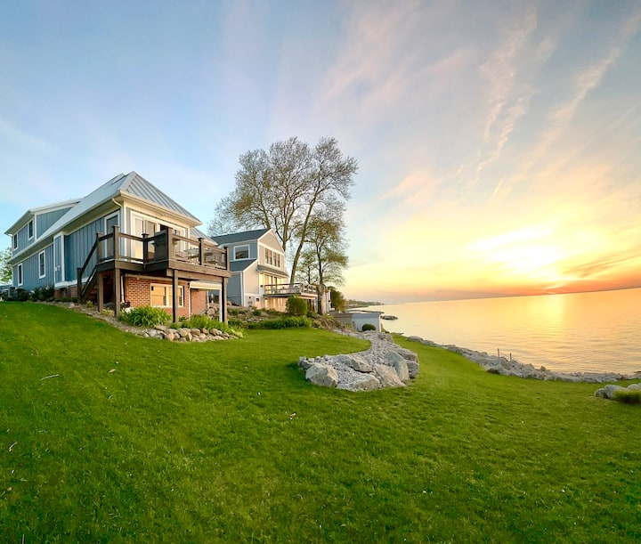 The Sunset Cottage - Lakefront with Private Beach