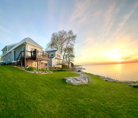 The Sunset Cottage - Lakefront with Private Beach