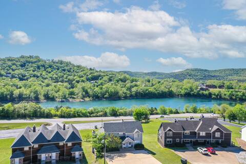 Wow! Sleep 19, walk to marina. Fall booking now!