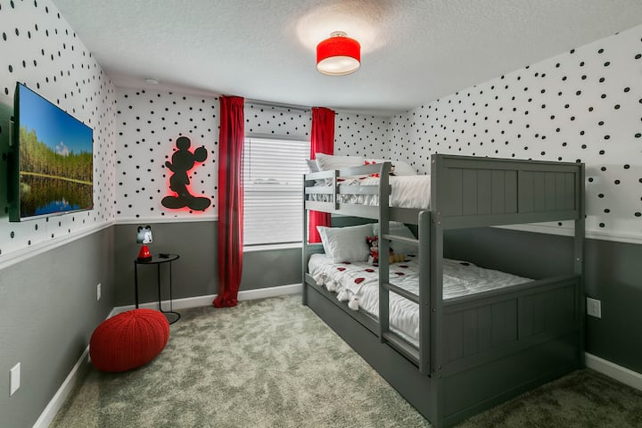 ห้องธีมมิกกี้สำหรับเด็กชั้นบนพร้อมเตียงสองชั้น (เตียงใหญ่ 2 หลังและเตียงเดี่ยว 1 หลังและนอนได้ 5 คน) พร้อมสมาร์ททีวีติดผนัง