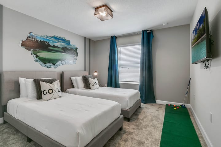 ห้องนอนธีมกอล์ฟชั้นบนพร้อมเตียงเดี่ยวขนาด XL 2 เตียง (สามารถนอนได้ทั้งผู้ใหญ่ วัยรุ่น หรือเด็ก) และสมาร์ททีวีติดผนัง