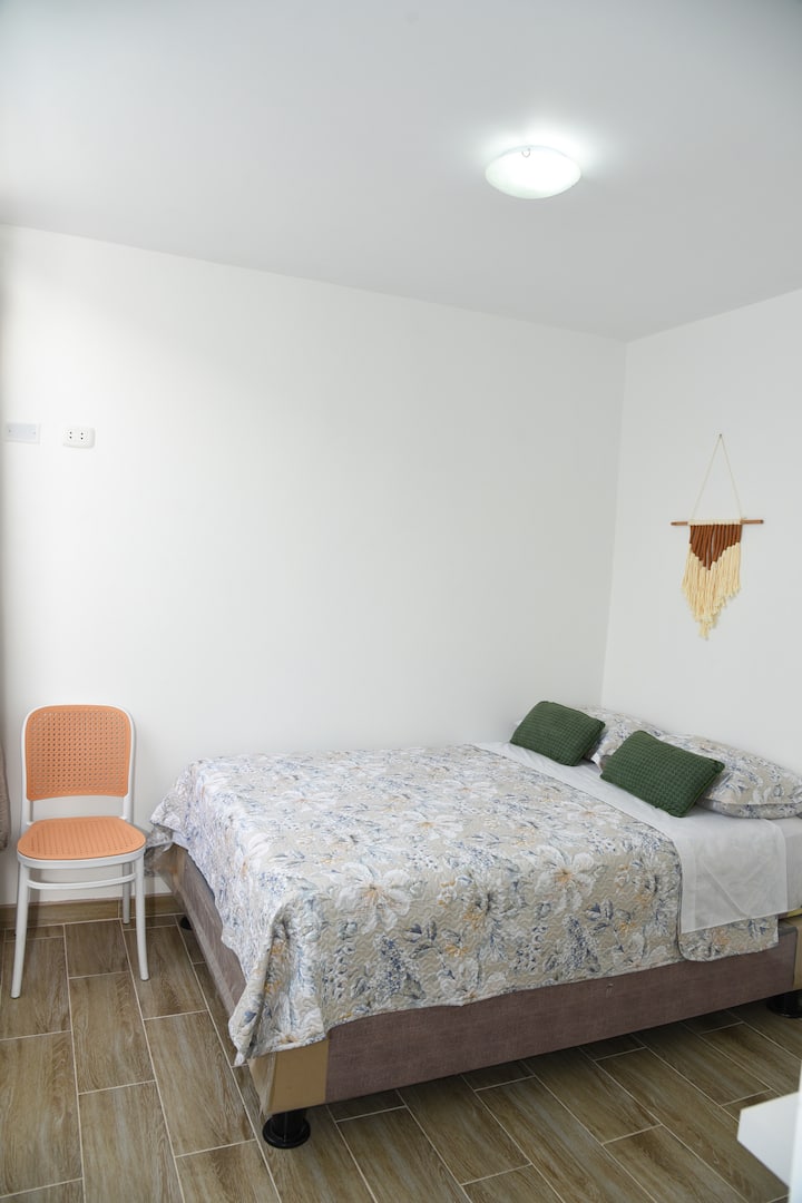 Godoro la kustarehesha na mito mizuri kwa ajili ya kulala usiku mwema.