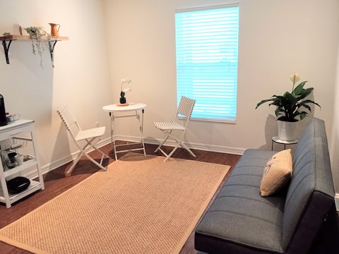 Successful Airbnb property: Centrally Located Apt Airport-Downtown-Stadiums in Macfarlane Park