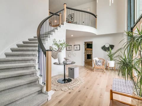 The Abode~Walk to Campus~Luxury 5,000sf on 1+ acre