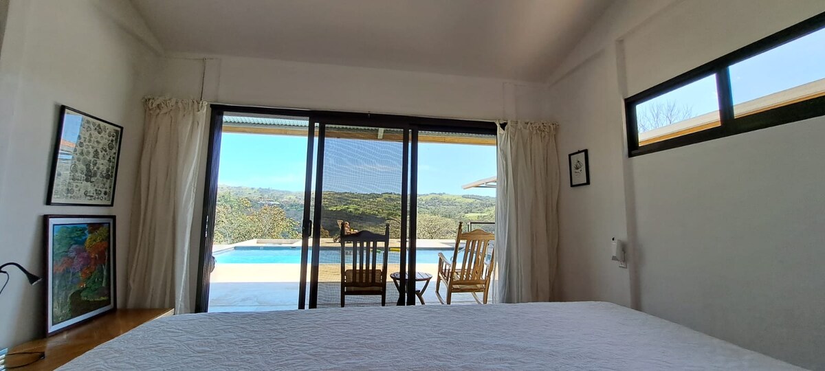 Het prachtige uitzicht vanaf het bed in de hoofdsuite.